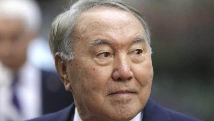 Presidente de Kazajistán renuncia tras 30 años en el cargo