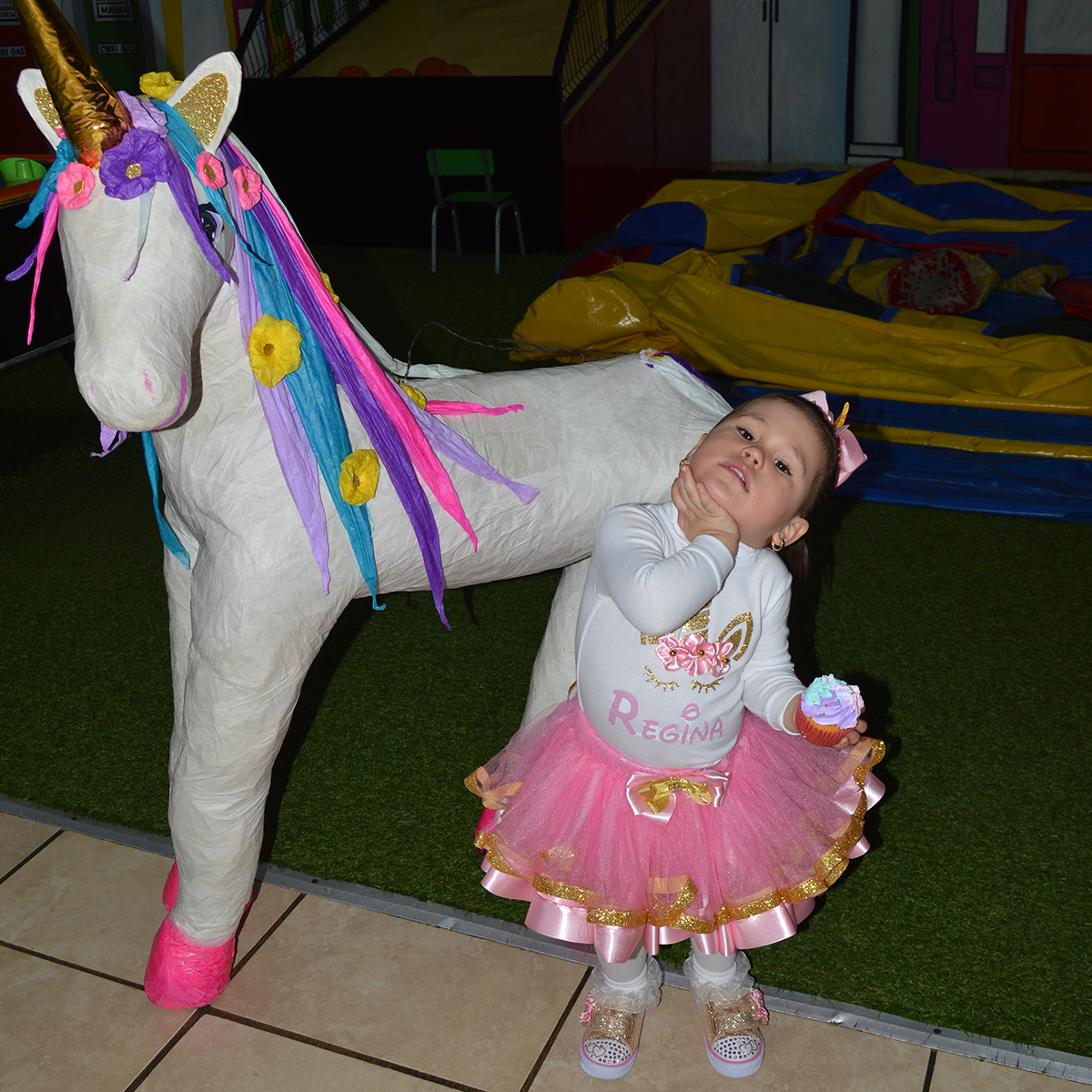 Regina Gómez celebra con unicornios