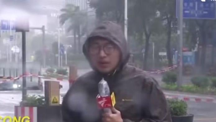 Reportero casi muere mientras cubría el gran tifón Mangkhut