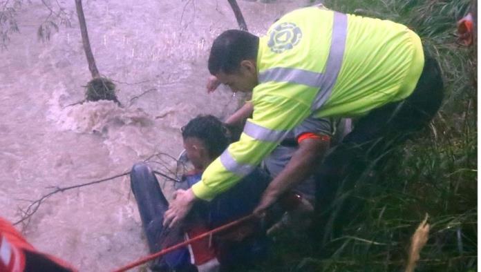 Rescatan a 70 familias en Nuevo León por la tormenta Fernand