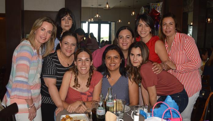 Rocío Guerra de López Festeja cumpleaños con amigas