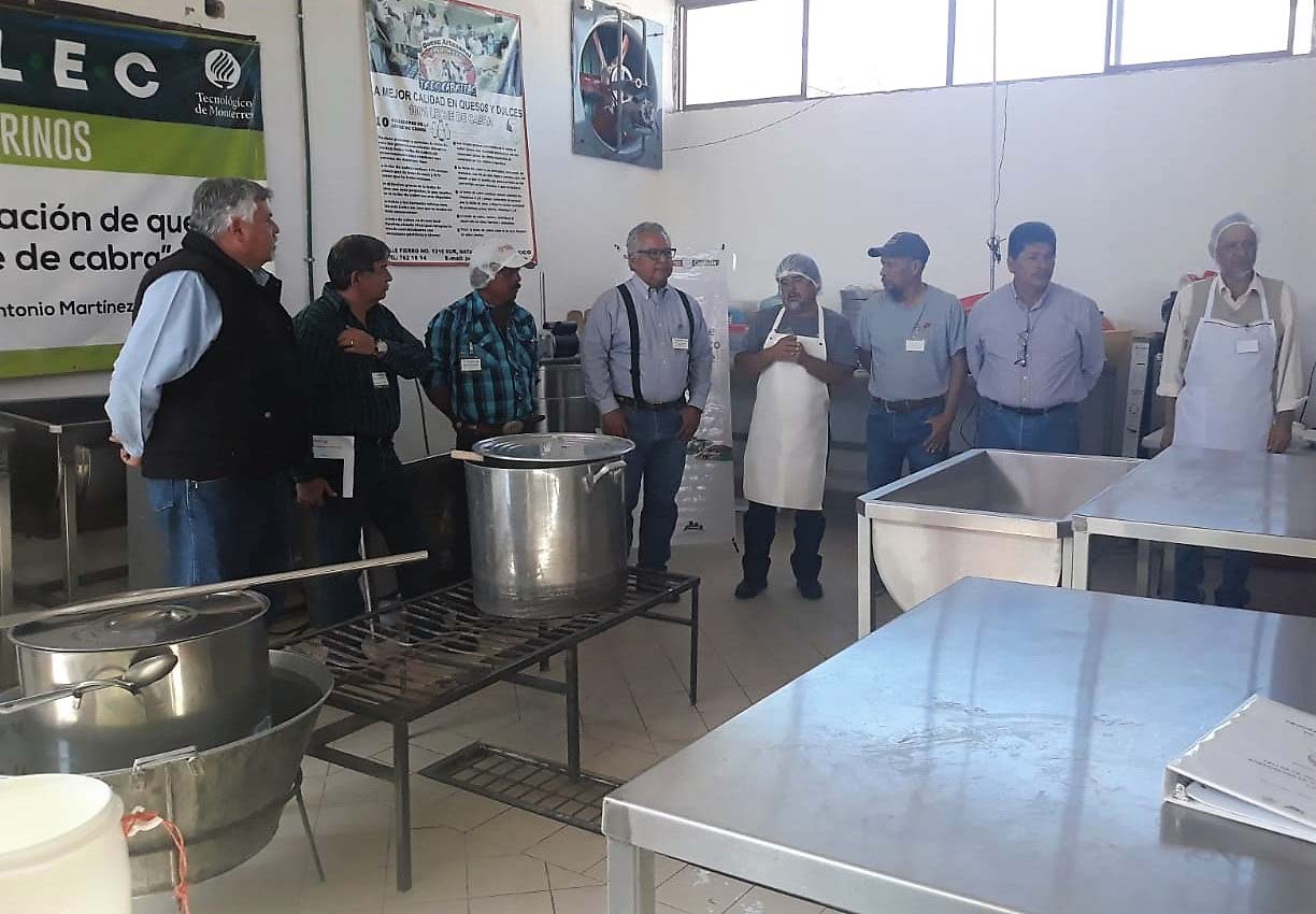 Capacita Coahuila a productores de leche de cabra