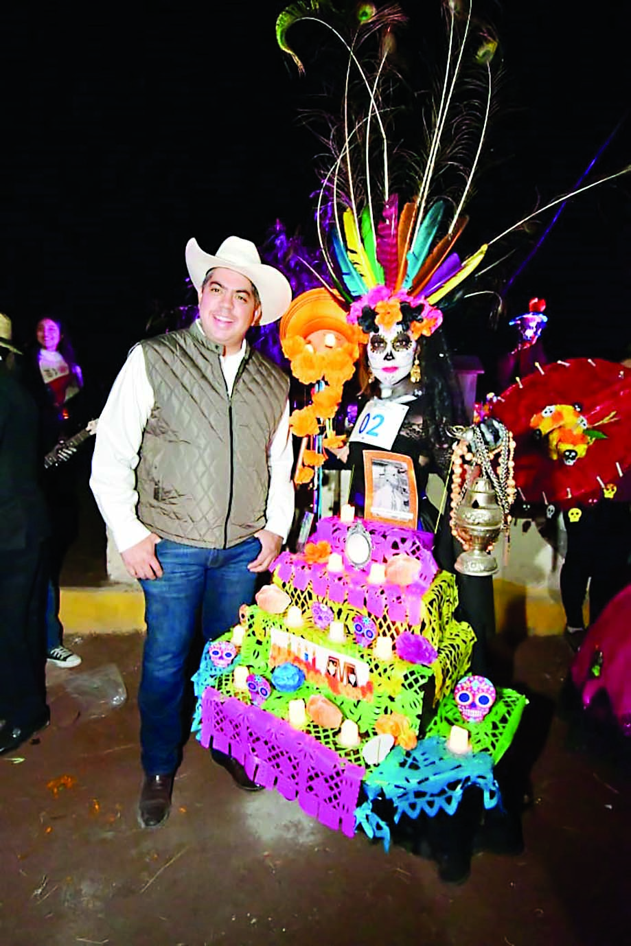 Catrinas y altares  iluminan panteón