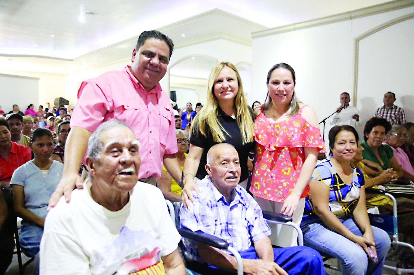 Entrega Marcela Gorgón apoyos a adultos mayores 