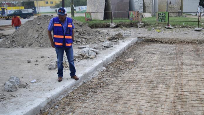 Supervisa gerente de Simas trabajos de pavimentación con concreto hidráulico