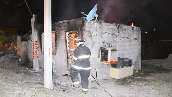 Celosa mujer quema su casa