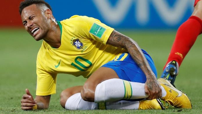 Neymar se burla de sí mismo, juega a lesionarse con niños (VIDEO)