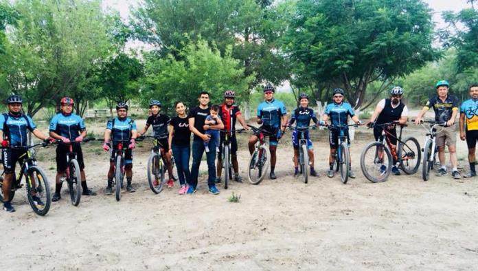 Ciclistas en el primer ascenso invitan a bendición de cascos
