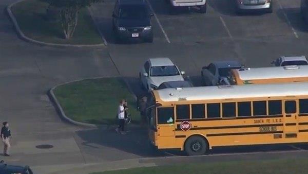 Tiroteo en la escuela Santa Fe de Texas: Un hombre entró e hirió a una niña en una pierna