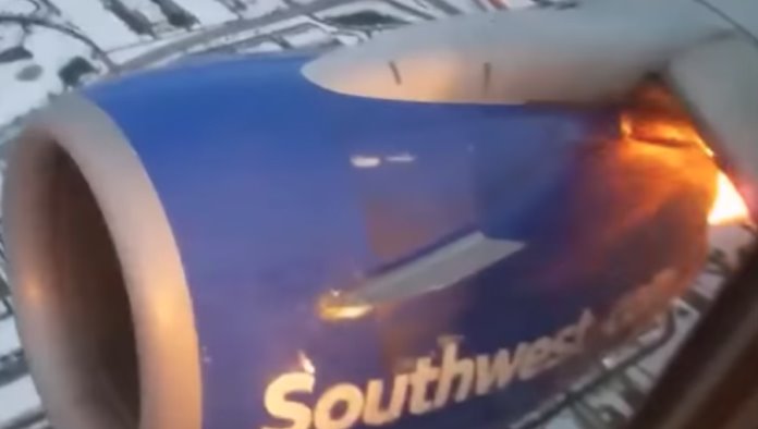 Video: Motor de un avión estalla en pleno vuelo