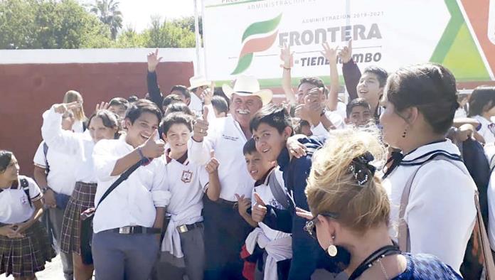 Entrega Lencho barda en Tec. 64