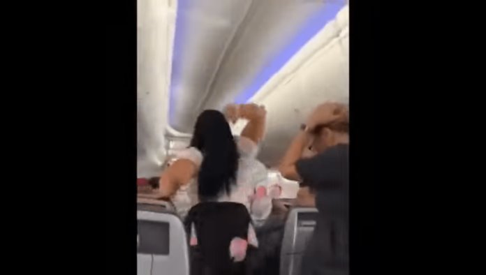 Mujer golpea a su novio en un avión por mirar a otras chicas (Vídeo)