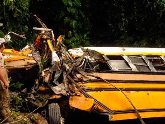 Cae autobús a un barranco en Nayarit; hay 8 muertos