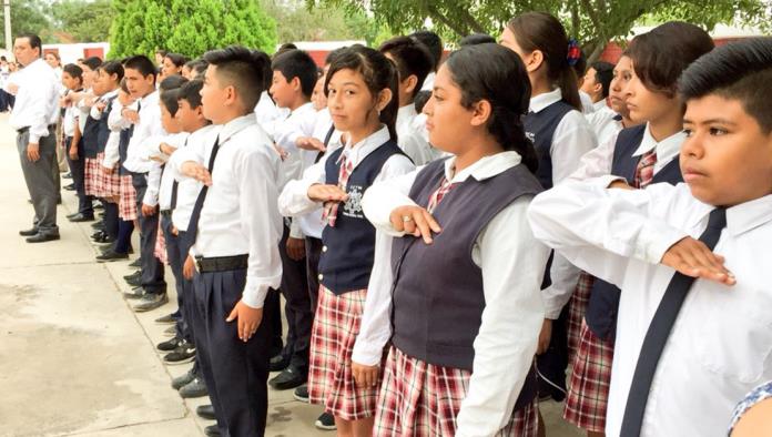 Realizan honores a la enseña nacional en Secundaria Técnica no. 84