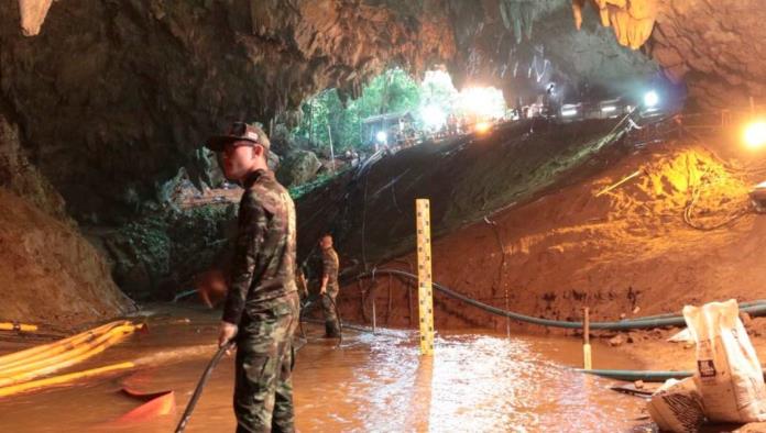 Suman 8 niños rescatados de cueva en Tailandia
