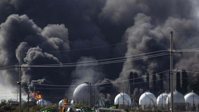 Incendio en planta de Texas continúa sin ser sofocado; desalojan a 50 mil personas