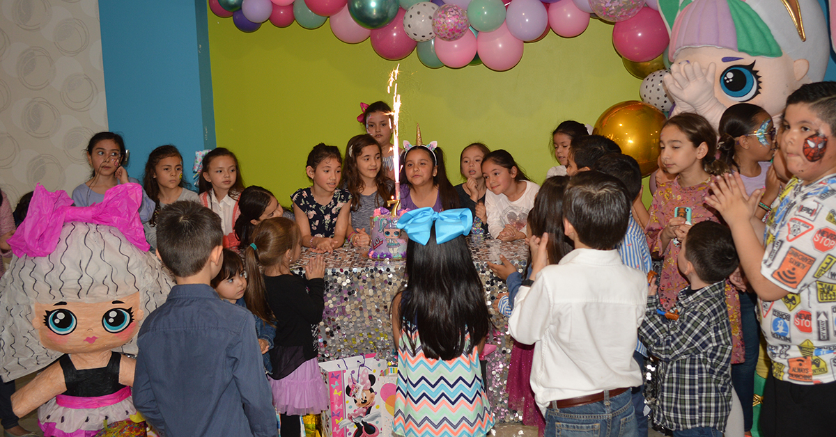 Laura Quintanilla  recibe divertida fiesta de cumpleaños