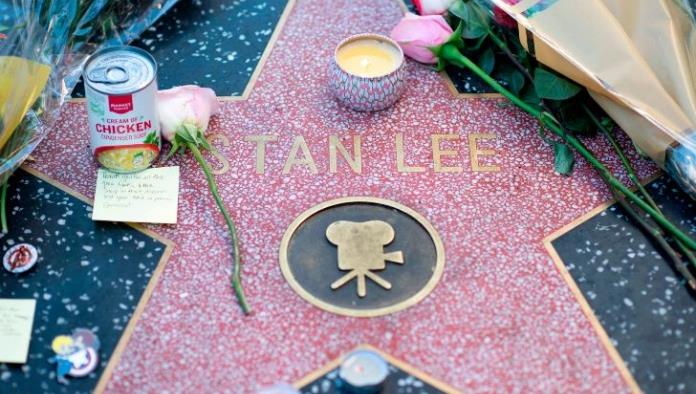 Fans rinden tributo a Stan Lee en su estrella del Paseo de la Fama