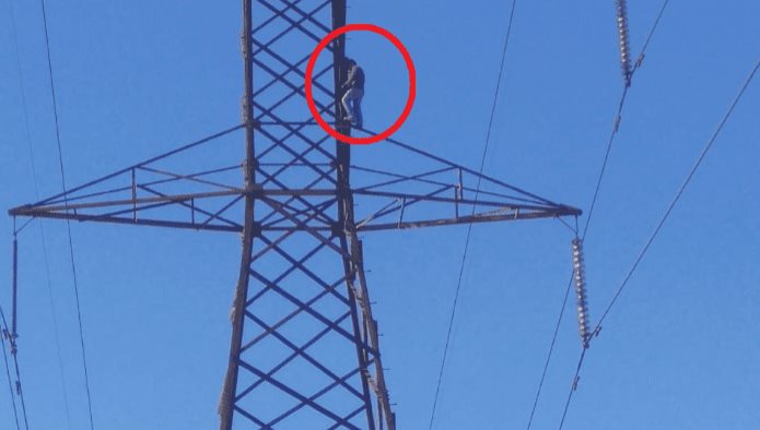 Bomberos rescatan a hombre que amenazó con lanzarse de torre de alta tensión