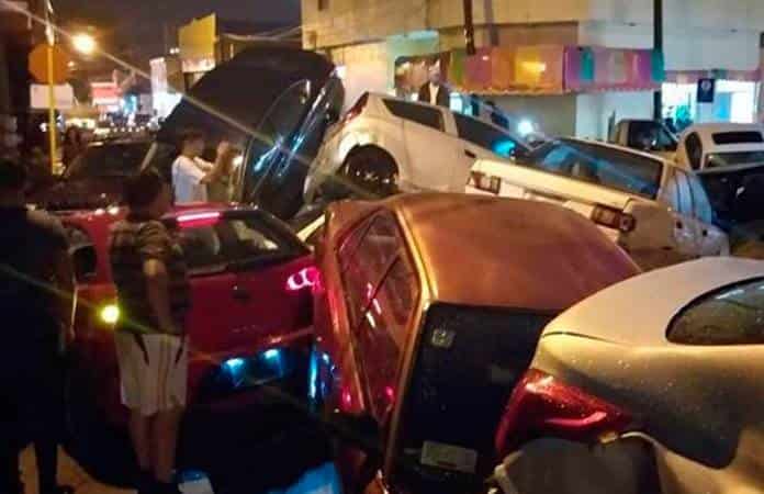 Fuerte tromba en Matehuala arrastra decenas de automóviles (Fotos y video)