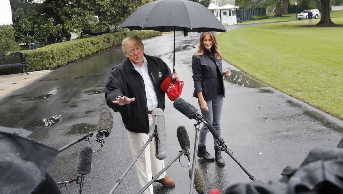 Trump no comparte su paraguas con Melania y le llueven críticas en Twitter (VIDEO)