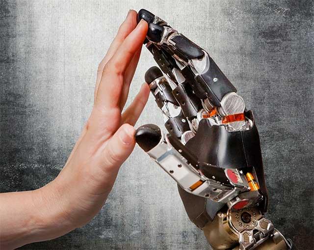 Chavos mejoran prótesis con impresión 3D