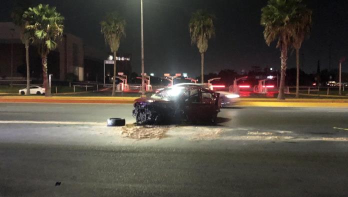 Conductor impacta su vehículo contra muro de contención por exceso de velocidad... su hermano fallece en el accidente en Saltillo