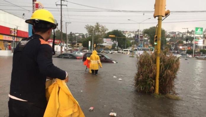 Conductores quedan atrapados en sus carros tras inundación en Puebla