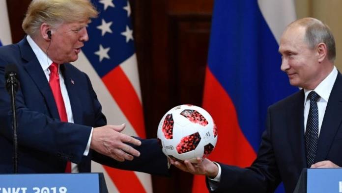 Putin obsequia balón del Mundial a Trump en conferencia