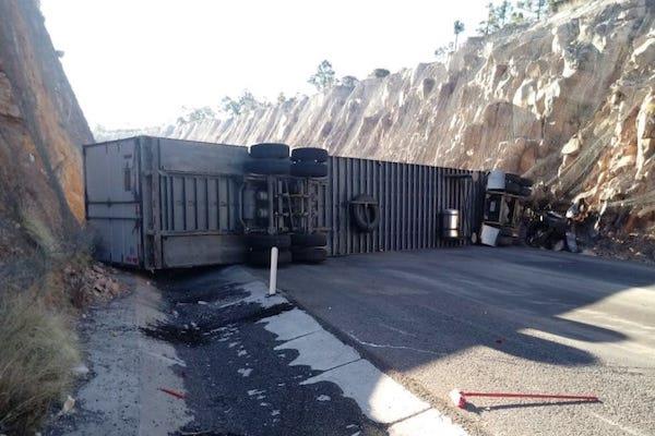 Supercarretera Durango-Mazatlán, cerrada por choque entre tráiler y dos autos