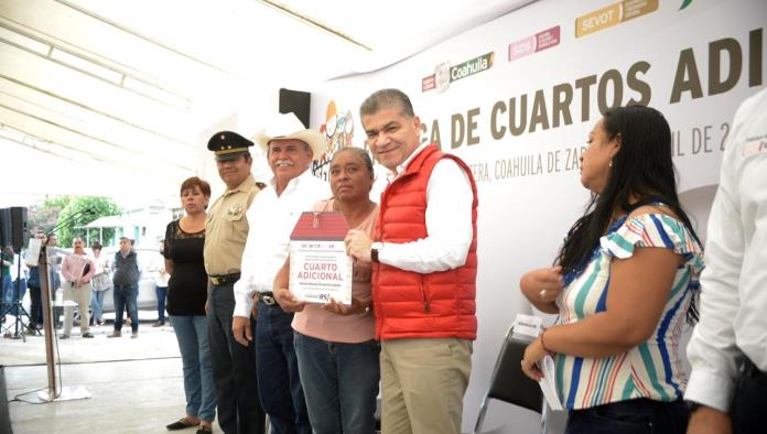 ENTREGA GOBERNADOR DE COAHUILA CUARTOS ADICIONALES A FAMILIAS DE FRONTERA
