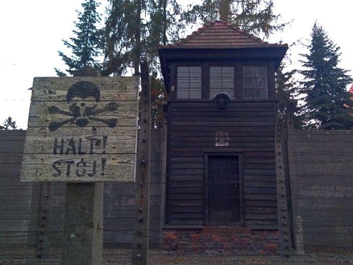 Hacen el saludo Nazi en Auschwitz y lo presumen en redes