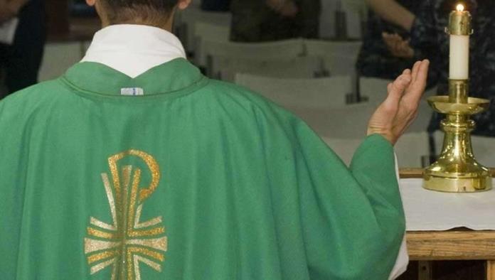 Sacerdote que curaba la homosexualidad se casa con un hombre