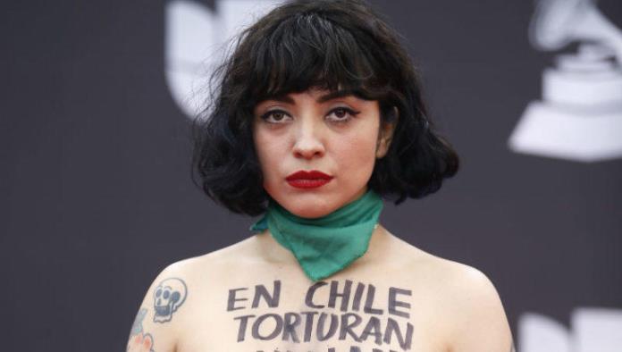 Demandan a Mon Laferte por quemar a policía chilena