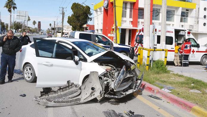 Causa accidente en peligroso cruce