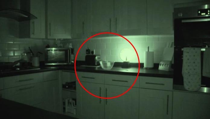 Dejó cámara encendida de noche en su cocina y registró macabro momento