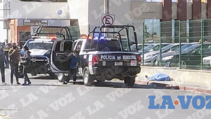 Muere hombre en estacionamiento