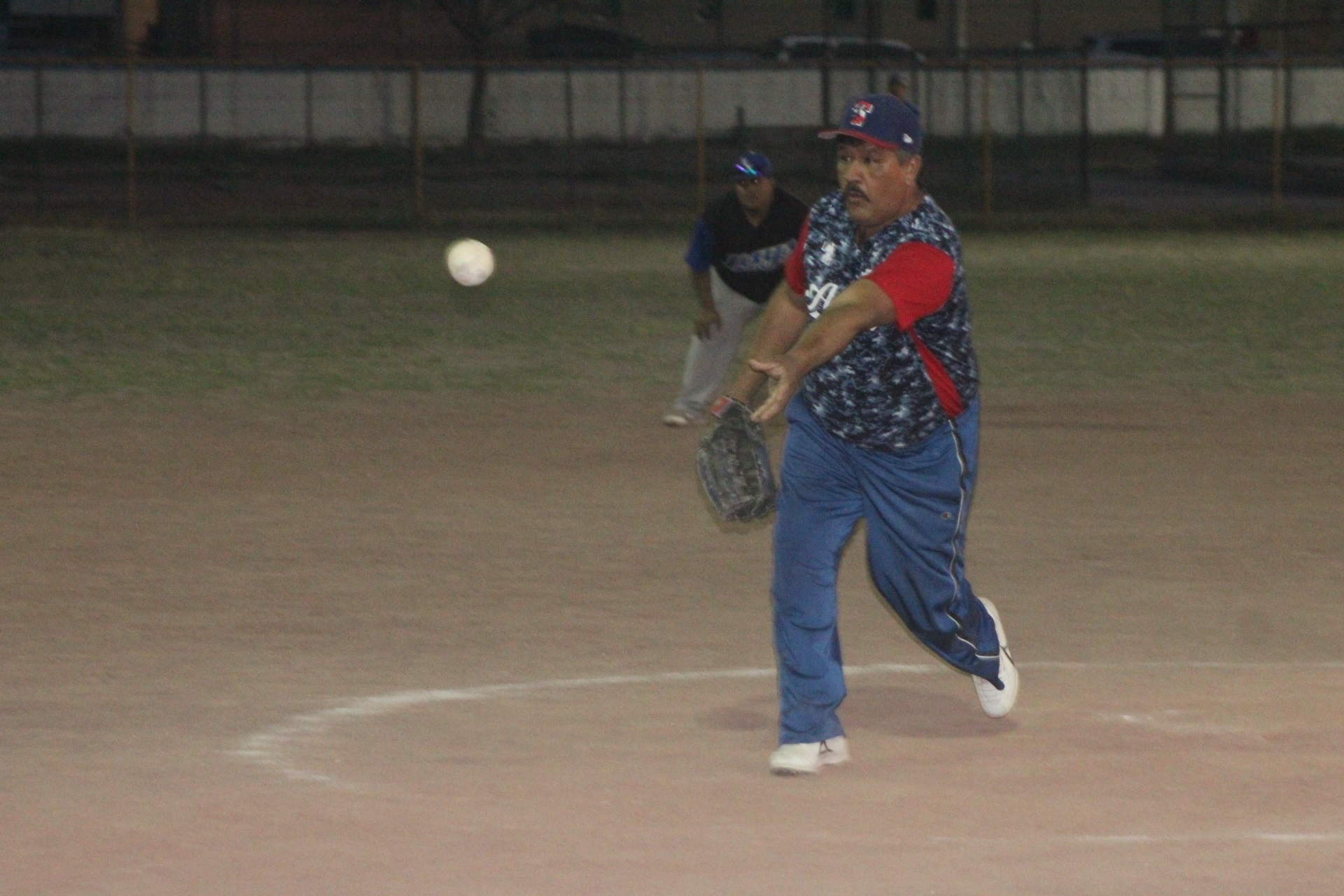 Los mejores a semifinales en la liga Softbol Acero