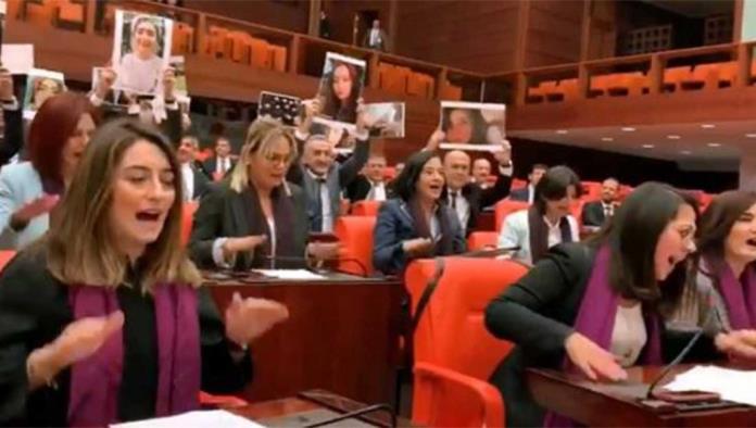 Legisladoras turcas cantan Un violador en tu camino, pese a represión