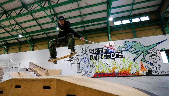 Skater ciego desafía gravedad en Japón