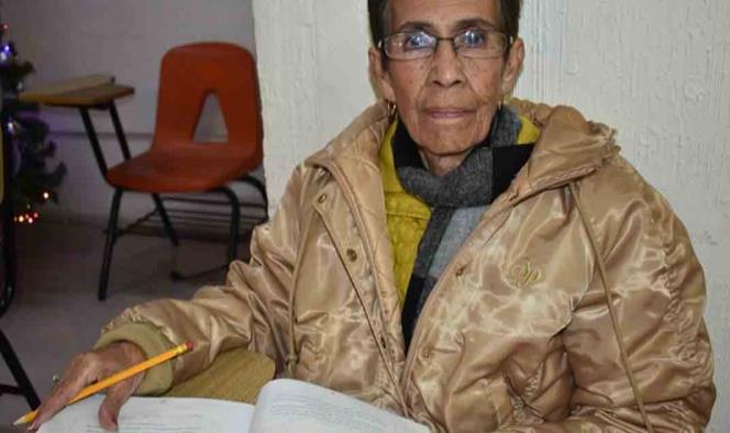 ¡Nunca es tarde! A los 83 años, termina la primaria y secundaria