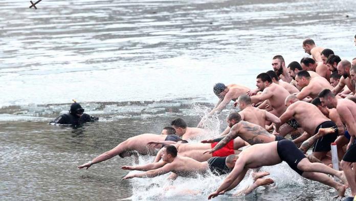 Miles se zambullen en agua helada por la Epifanía