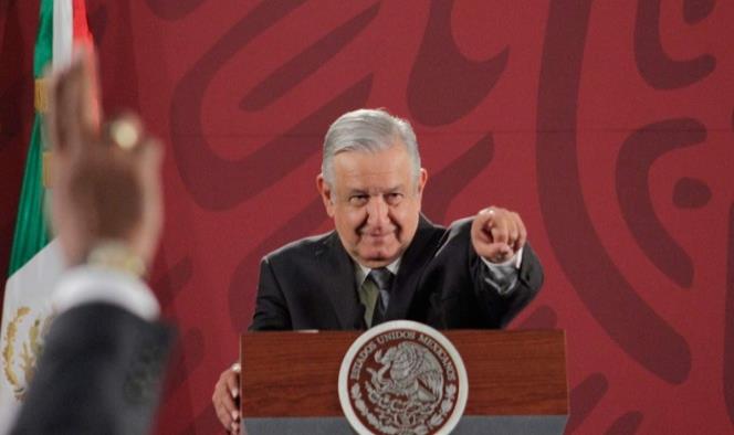 ‘Los gritos los convierto en becas’: López Obrador