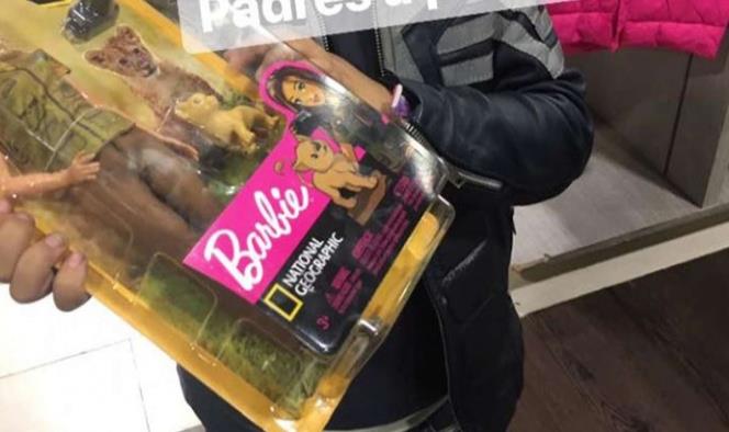 Mamá regala Barbie a su hijo y le aplauden por sus grandes razones