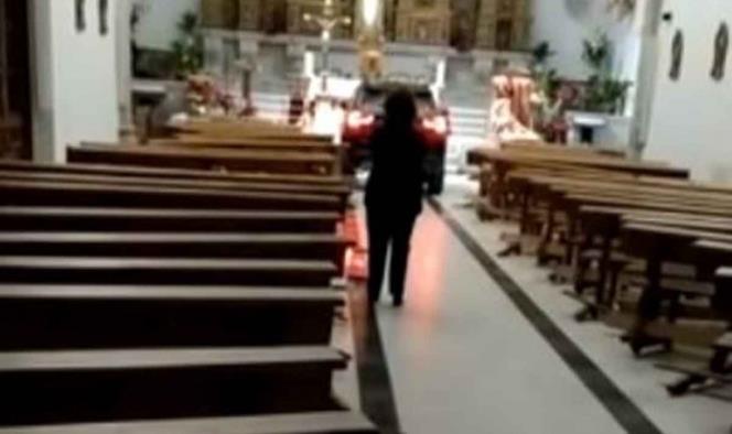 Hombre se mete a iglesia con todo y camioneta; dijo estar poseído