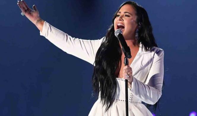 Demi Lovato es ovacionada tras grito de ayuda