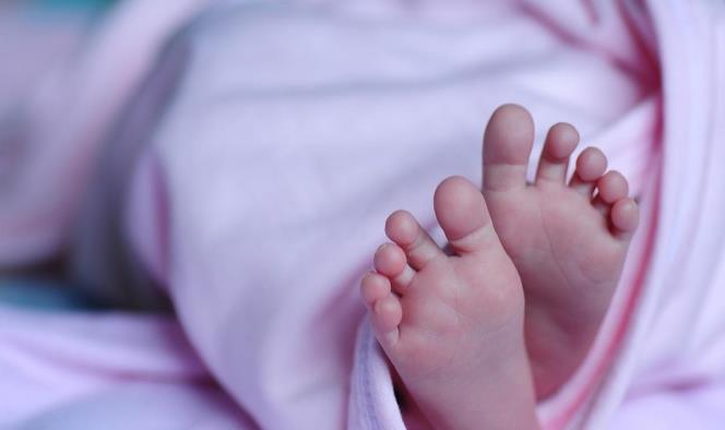 Mujer infectada con coronavirus da a luz a un bebé sano en Grecia