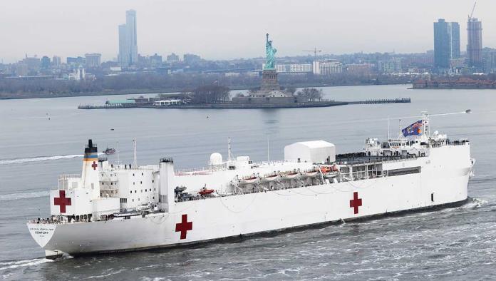 Buque hospital atraca en NY para ayudar en pandemia