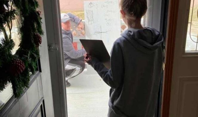 Profe va a casa de su alumna y le ayuda a resolver la tarea a través de la ventana
