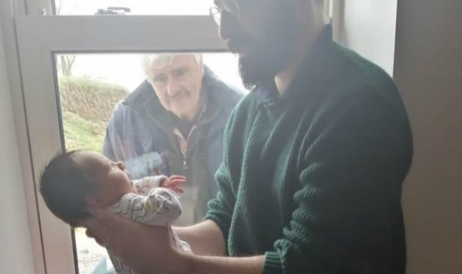 Abuelito conoce a su nieto a través de la ventana por culpa del coronavirus